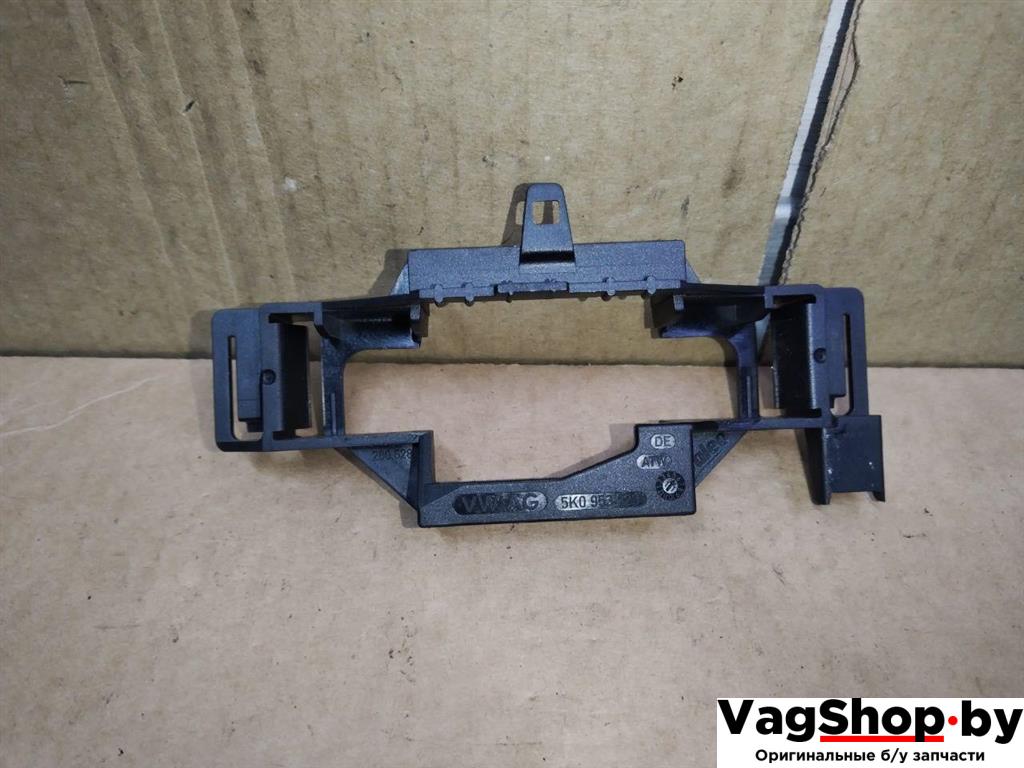 кронштейн (крепление) Volkswagen Sharan 2 поколение 2011, 2.0 л., TDi, CFF, дизель, МКПП, черный, минивэн, передний привод, 5K0953223 - фото №1