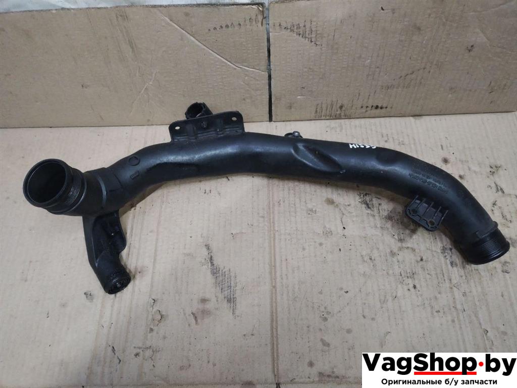 патрубок интеркулера Volkswagen Sharan 2 поколение 2011, 2.0 л., TDi, CFF, дизель, МКПП, черный, минивэн, передний привод, 5N0145840C - фото №1