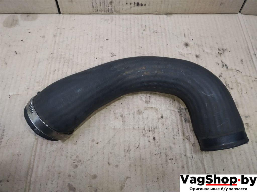 патрубок интеркулера Volkswagen Sharan 2 поколение 2011, 2.0 л., TDi, CFF, дизель, МКПП, черный, минивэн, передний привод, 5N0145834G - фото №1