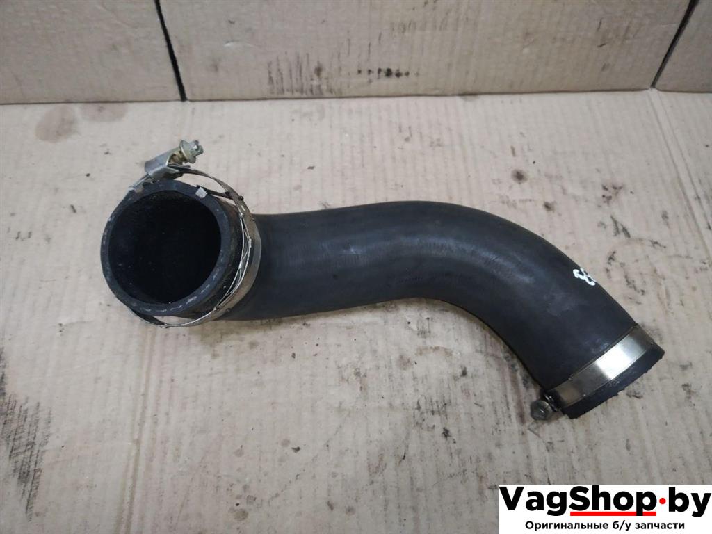 патрубок интеркулера Volkswagen Sharan 2 поколение 2011, 2.0 л., TDi, CFF, дизель, МКПП, черный, минивэн, передний привод, 5N0145832J - фото №1