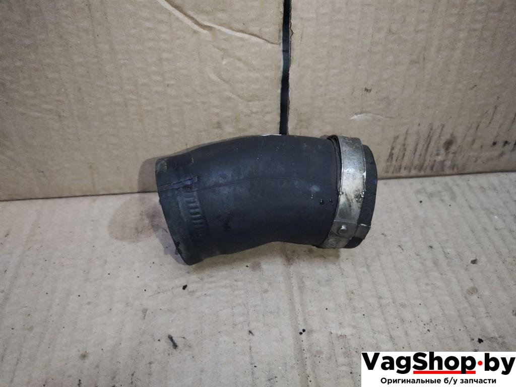 патрубок интеркулера Volkswagen Sharan 2 поколение 2011, 2.0 л., TDi, CFF, дизель, МКПП, черный, минивэн, передний привод, 5N0145828E - фото №1