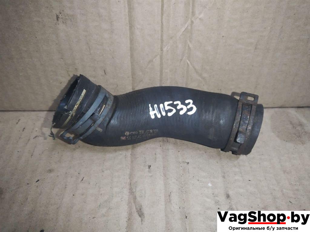 патрубок (трубопровод, шланг) Volkswagen Sharan 2 поколение 2011, 2.0 л., TDi, CFF, дизель, МКПП, черный, минивэн, передний привод, 5N0122101AC - фото №1
