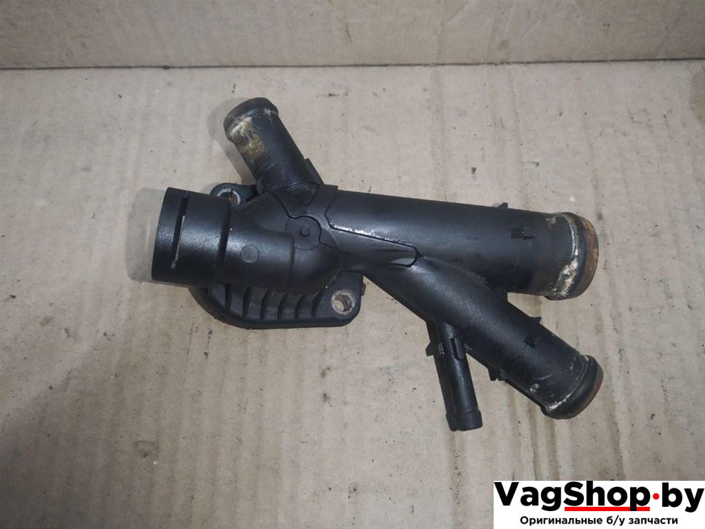 фланец (тройник) системы охлаждения Volkswagen Sharan 2 поколение 2011, 2.0 л., TDi, CFF, дизель, МКПП, черный, минивэн, передний привод, 03L121131AA - фото №1