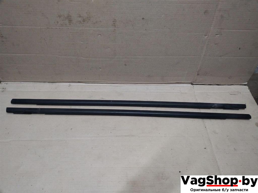 уплотнитель двери Volkswagen Sharan 2 поколение 2011, 2.0 л., TDi, CFF, дизель, МКПП, черный, минивэн, передний привод, 7N0837477 - фото №1