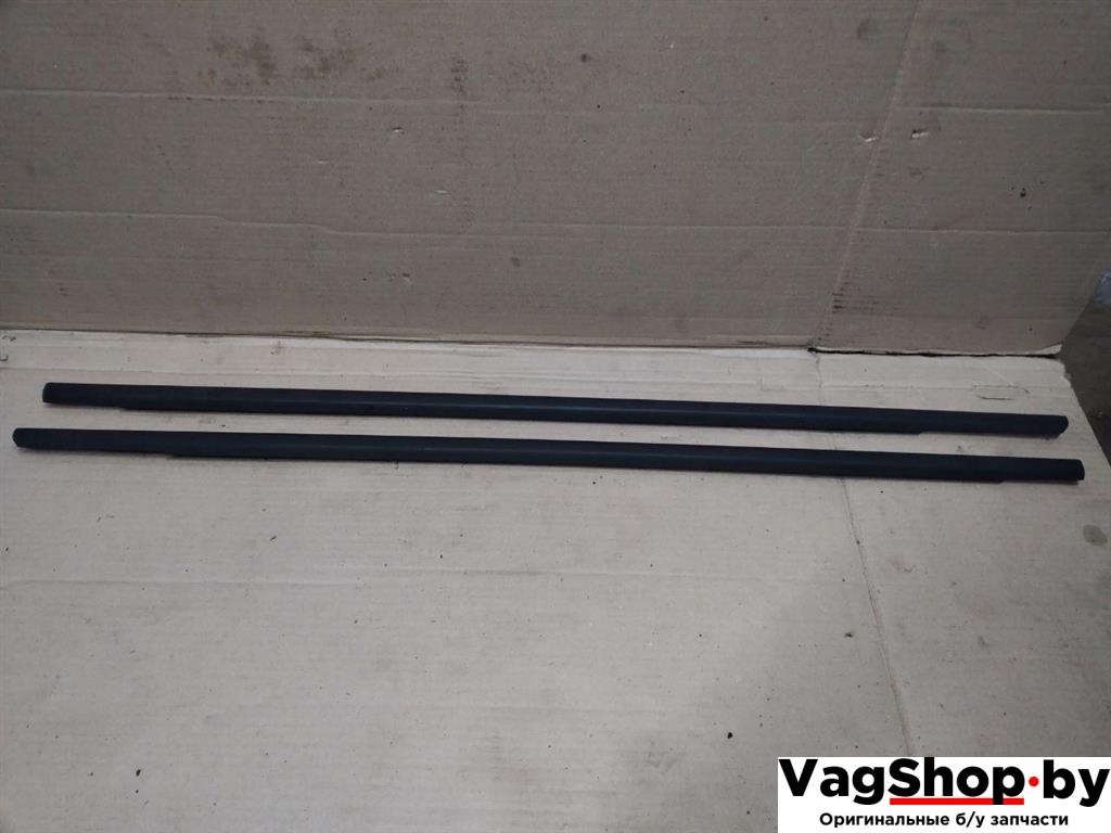 уплотнитель двери Volkswagen Sharan 2 поколение 2011, 2.0 л., TDi, CFF, дизель, МКПП, черный, минивэн, передний привод, 7N0843697D - фото №1