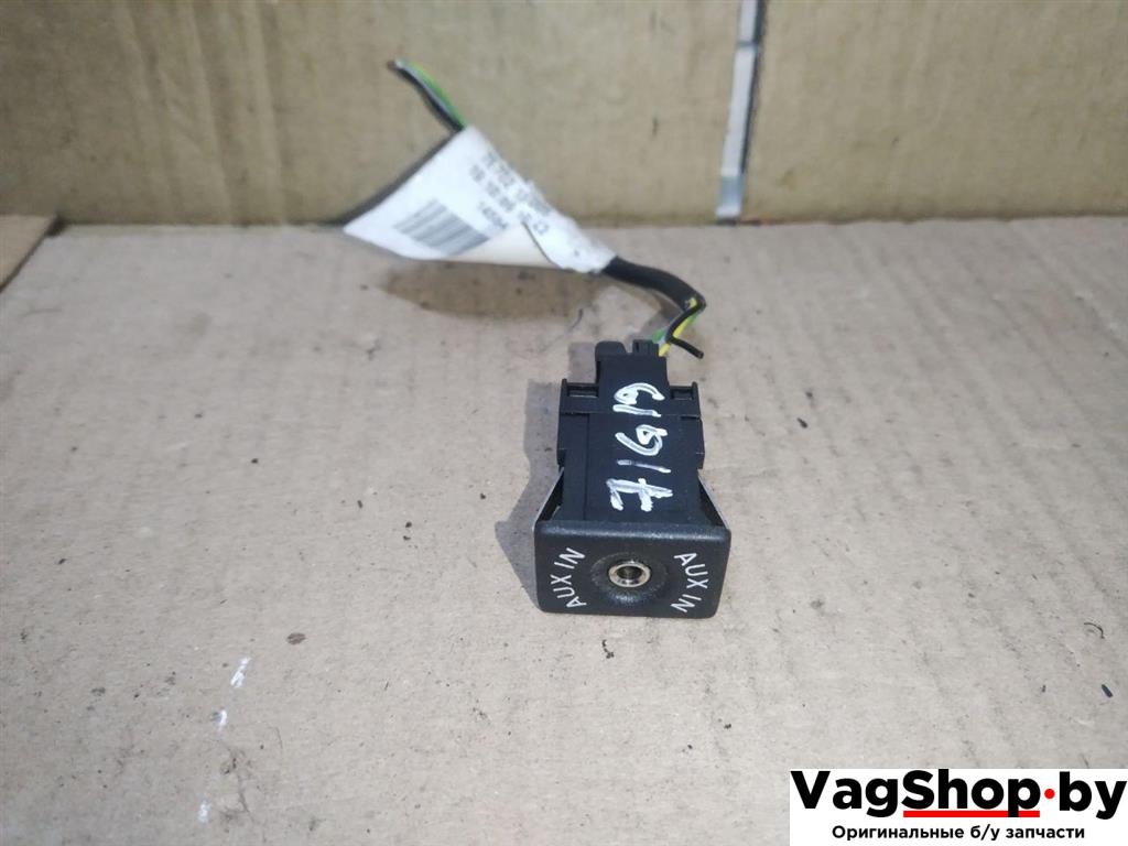разъем AUX / USB Volkswagen Passat B6 2007, 2.0 л., TDi, BMP, дизель, МКПП, черный, седан, передний привод, 5M0035724 - фото №1