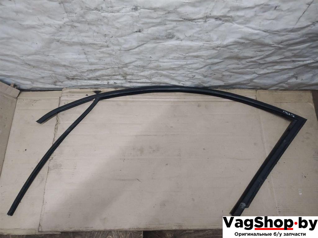 направляющая стекла Volkswagen Touareg 1 поколение 2006, 2.5 л., TDi, BAC, дизель, АКПП, синий, внедорожник 5 дв., полный привод, 7L0837431 - фото №1