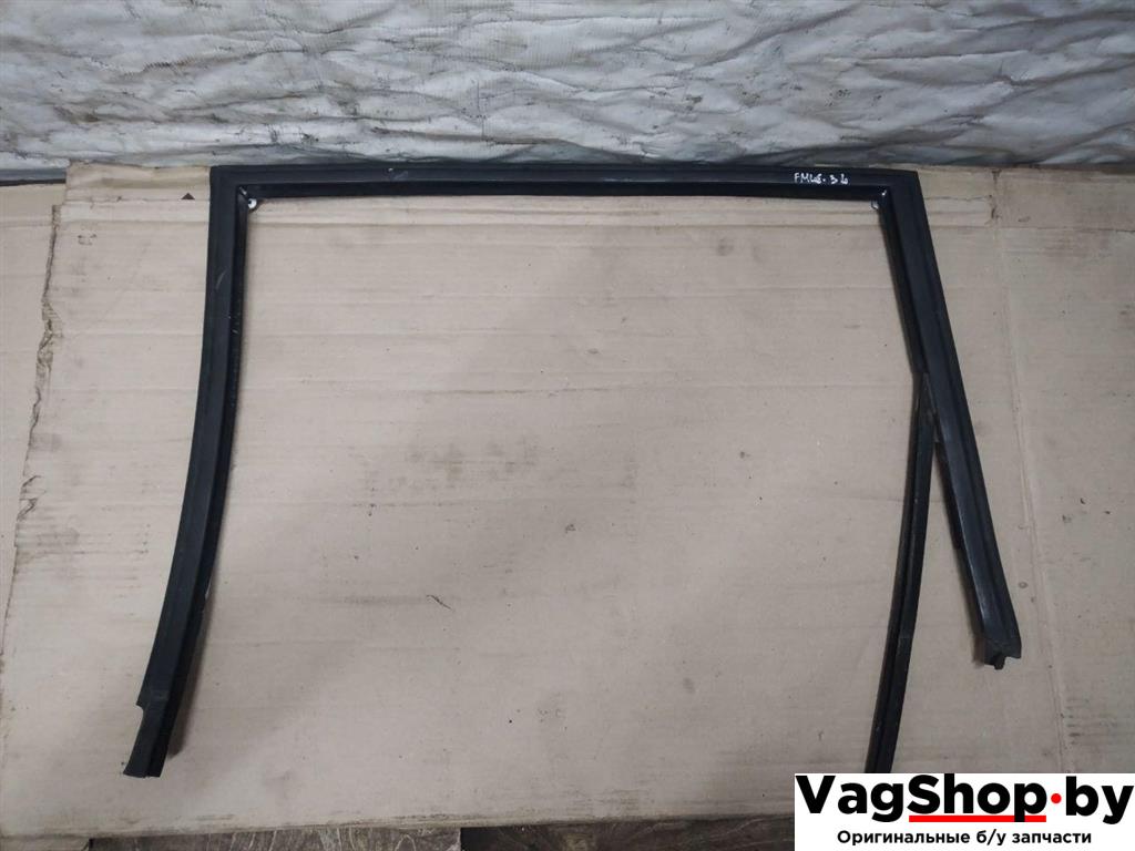 направляющая стекла Volkswagen Touareg 1 поколение 2006, 2.5 л., TDi, BAC, дизель, АКПП, синий, внедорожник 5 дв., полный привод, 7L0839431 - фото №1