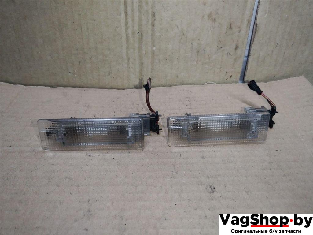 фонарь салона (плафон) Volkswagen Touareg 1 поколение 2006, 2.5 л., TDi, BAC, дизель, АКПП, синий, внедорожник 5 дв., полный привод, 7L6947101A - фото №1