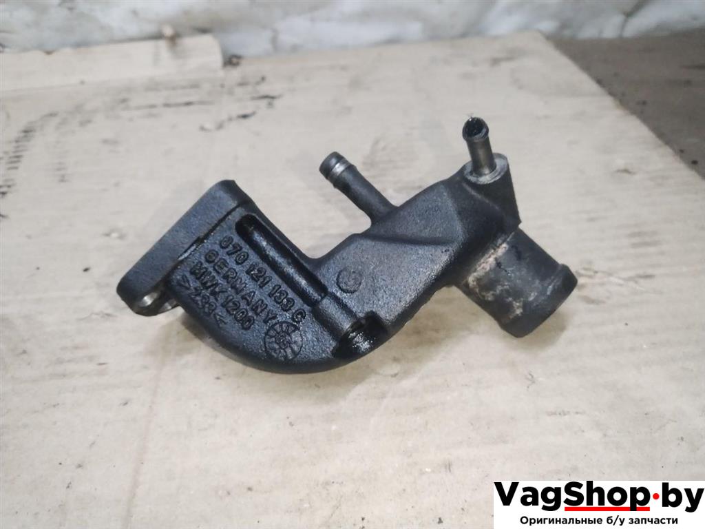 фланец (тройник) системы охлаждения Volkswagen Touareg 1 поколение 2006, 2.5 л., TDi, BAC, дизель, АКПП, синий, внедорожник 5 дв., полный привод, 070121133C - фото №1