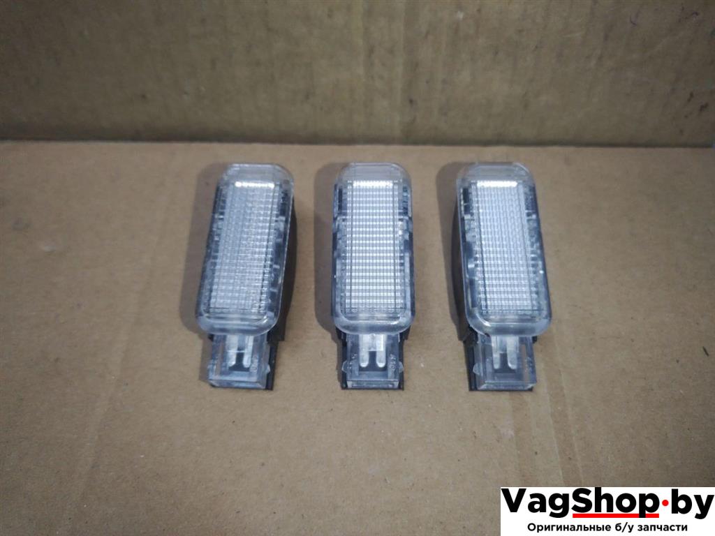 фонарь салона (плафон) Audi A4 B8/8K 2009, 1.8 л., TFSI, CDH, бензин, МКПП, черный, седан, передний привод, 4B0947415A - фото №1