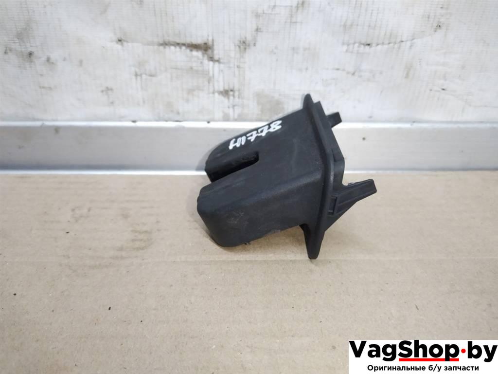 накладка внутренняя на заднюю панель кузова Audi A8 D4/4H 2011, 3.0 л., TDi, CDT, дизель, АКПП, синий, седан, полный привод, 4H0827520 - фото №1