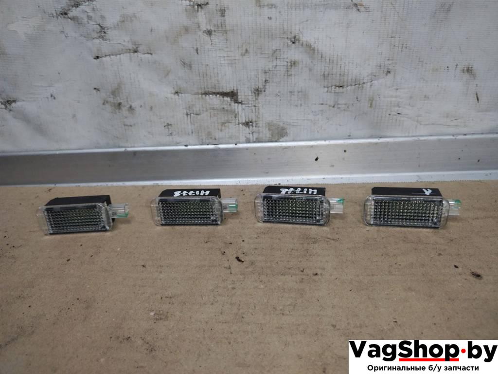 фонарь салона (плафон) Audi A8 D4/4H 2011, 3.0 л., TDi, CDT, дизель, АКПП, синий, седан, полный привод, 4E0947415 - фото №1