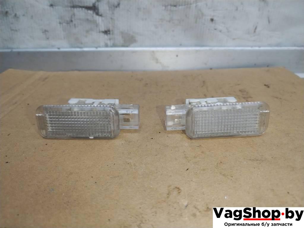 фонарь салона (плафон) Audi A6 4F/C6 2005, 3.0 л., TDi, BMK, дизель, АКПП, синий, седан, полный привод, 8D0947415 - фото №1