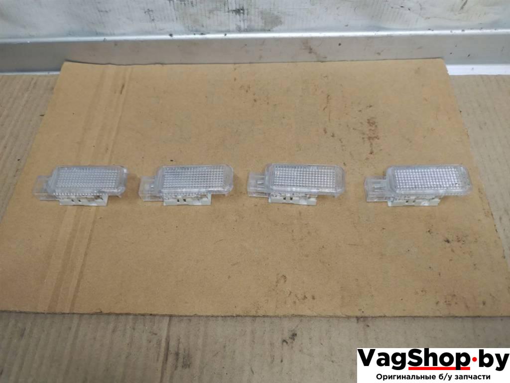 фонарь салона (плафон) Audi Q7 4L 2007, 3.0 л., TDi, BUG, дизель, АКПП, черный, внедорожник 5 дв., полный привод, 8D0947415 - фото №1