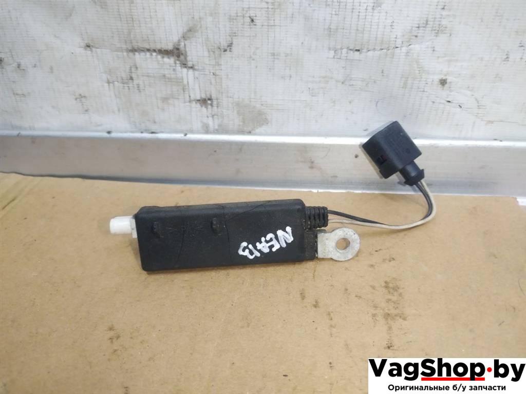 усилитель антенны Audi Q7 4L 2007, 3.0 л., TDi, BUG, дизель, АКПП, черный, внедорожник 5 дв., полный привод, 4L0035225 - фото №1