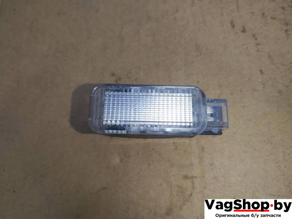 фонарь салона (плафон) Audi Q7 4L 2007, 3.0 л., TDi, BUG, дизель, АКПП, черный, внедорожник 5 дв., полный привод, 4B0947415A - фото №1