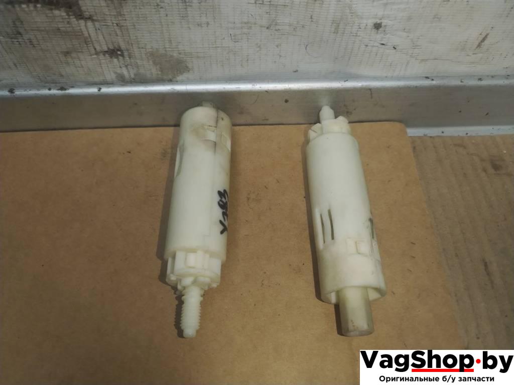 Кронштейн крепления фонаря заднего левого Volkswagen Touareg 2 поколение 2012, 3.6 л., FSI, CGR, бензин, АКПП, серебро, внедорожник 5 дв., полный привод, 7P6945300A - фото №1