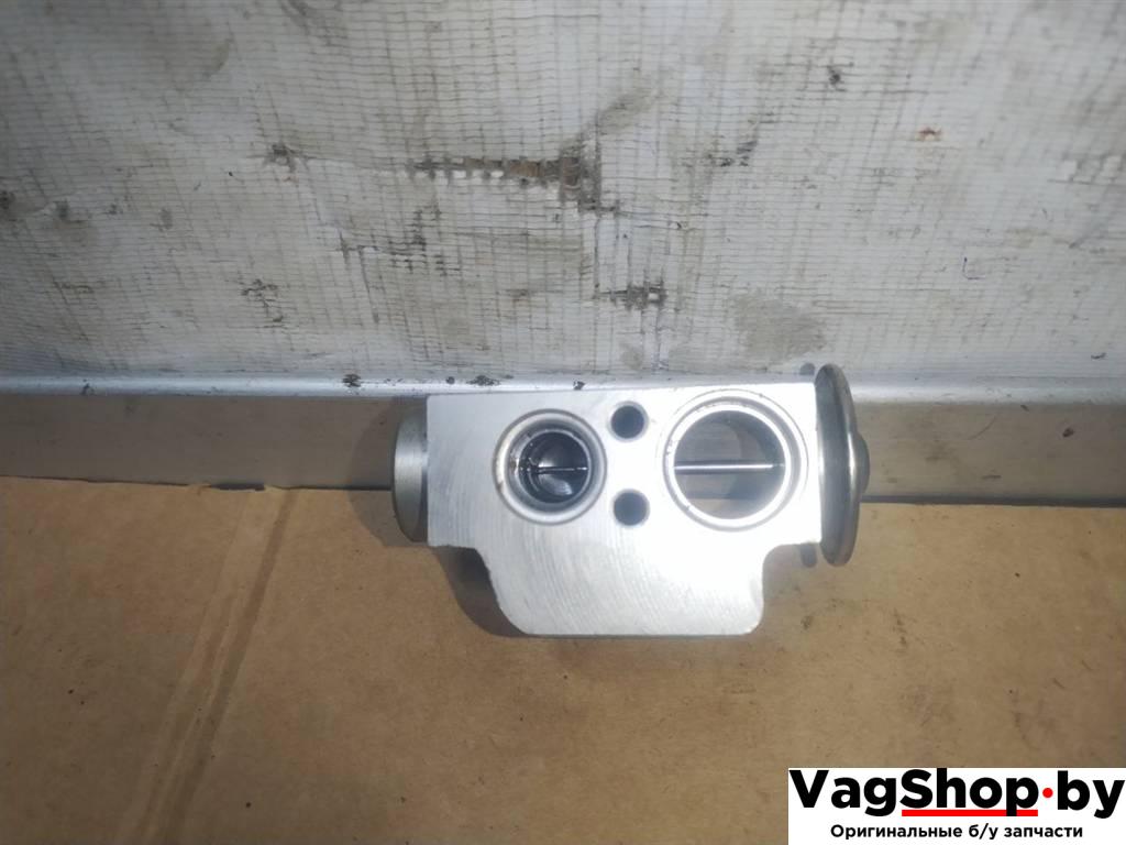 расширительный клапан кондиционера Volkswagen Touareg 2 поколение 2012, 3.6 л., FSI, CGR, бензин, АКПП, серебро, внедорожник 5 дв., полный привод, 7P0820679A - фото №1