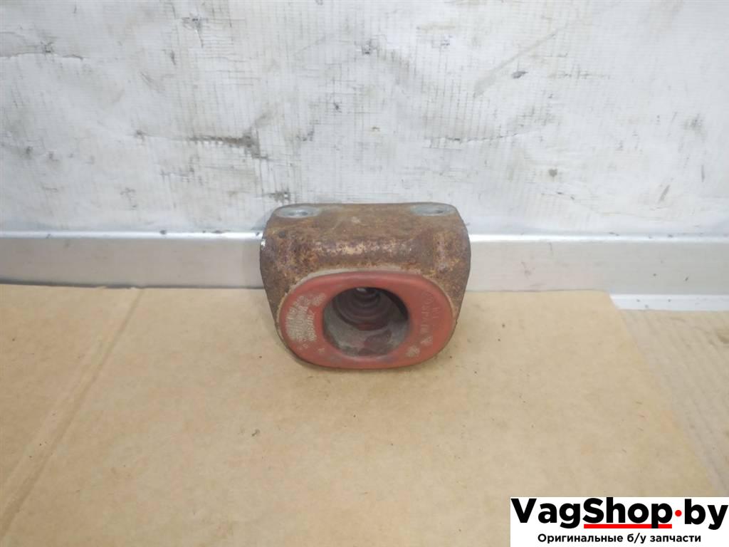 кронштейн глушителя Volkswagen Touareg 2 поколение 2012, 3.6 л., FSI, CGR, бензин, АКПП, серебро, внедорожник 5 дв., полный привод - фото №1