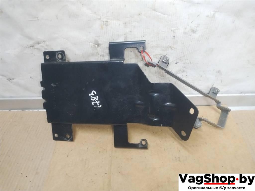 кронштейн (крепление) Volkswagen Touareg 2 поколение 2012, 3.6 л., FSI, CGR, бензин, АКПП, серебро, внедорожник 5 дв., полный привод, 7P0907645A, 7P0907471 - фото №1