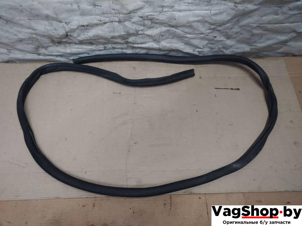 уплотнитель подкапотного пространства Volkswagen Touareg 2 поколение 2012, 3.6 л., FSI, CGR, бензин, АКПП, серебро, внедорожник 5 дв., полный привод, 7P6823707A - фото №1