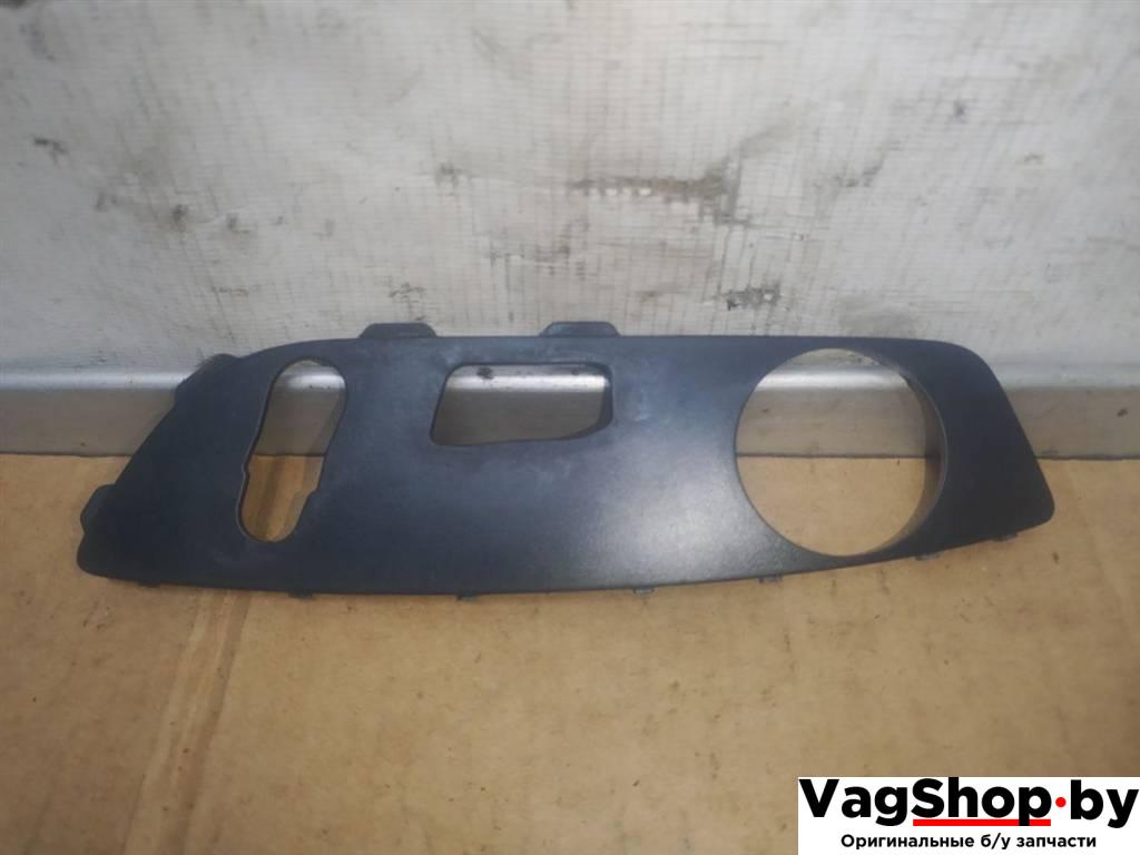 пластик Volkswagen Touareg 2 поколение 2012, 3.6 л., FSI, CGR, бензин, АКПП, серебро, внедорожник 5 дв., полный привод, 7P6882515A - фото №1