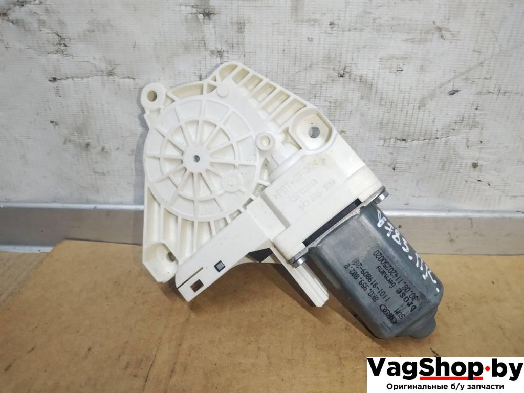 моторчик стеклоподъемника передний правый Volkswagen Touareg 2 поколение 2012, 3.6 л., FSI, CGR, бензин, АКПП, серебро, внедорожник 5 дв., полный привод, 8K0959802B - фото №1