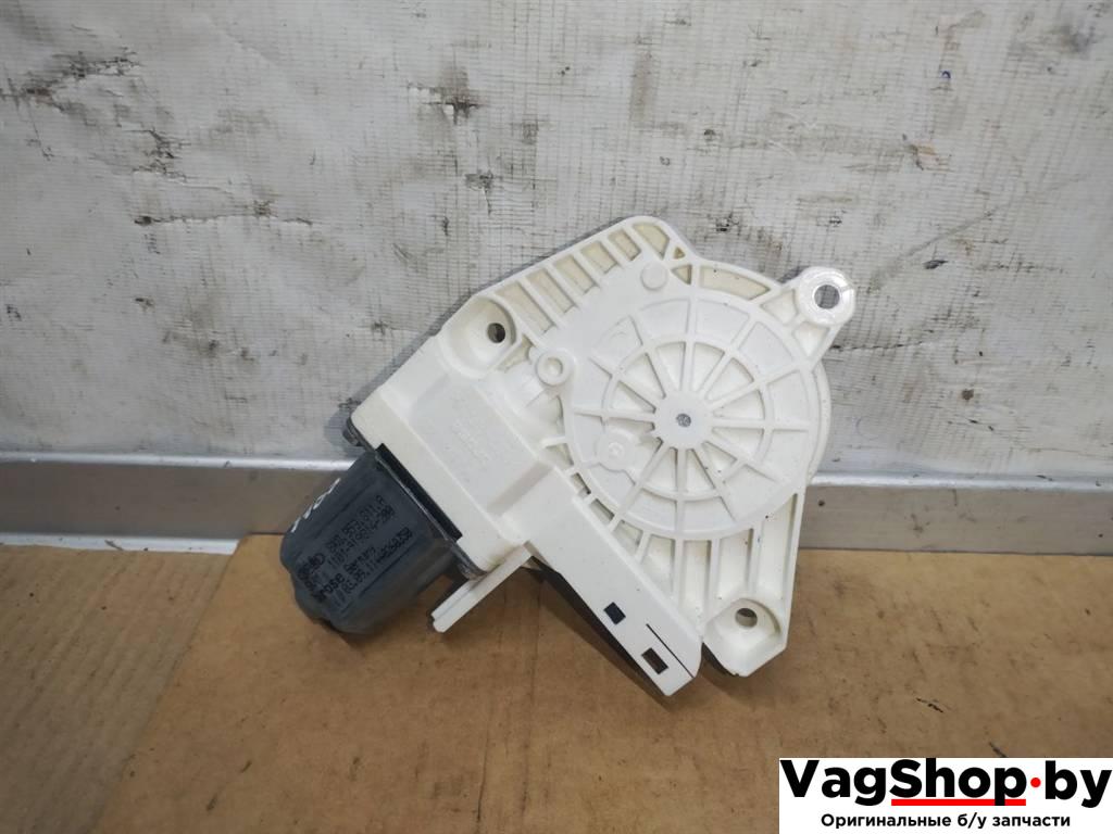 моторчик стеклоподъемника задний правый Volkswagen Touareg 2 поколение 2012, 3.6 л., FSI, CGR, бензин, АКПП, серебро, внедорожник 5 дв., полный привод, 8K0959811A - фото №1