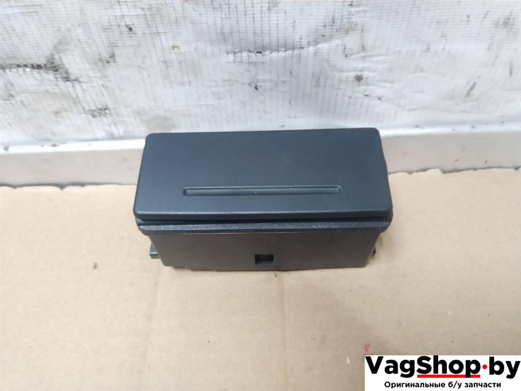 пепельница Volkswagen Touareg 2 поколение 2012, 3.6 л., FSI, CGR, бензин, АКПП, серебро, внедорожник 5 дв., полный привод, 4G8857405A - фото №1