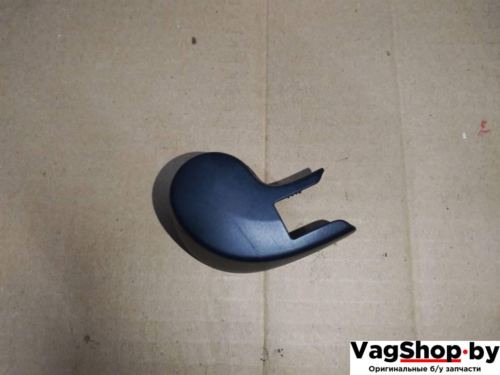 крышка поводка стеклоочистителя Volkswagen Touareg 2 поколение 2012, 3.6 л., FSI, CGR, бензин, АКПП, серебро, внедорожник 5 дв., полный привод, 8K9955205 - фото №1