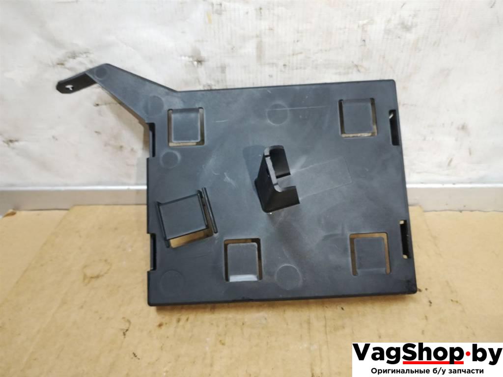 кронштейн (крепление) Volkswagen Touareg 2 поколение 2012, 3.6 л., FSI, CGR, бензин, АКПП, серебро, внедорожник 5 дв., полный привод, 7P6907372 - фото №1