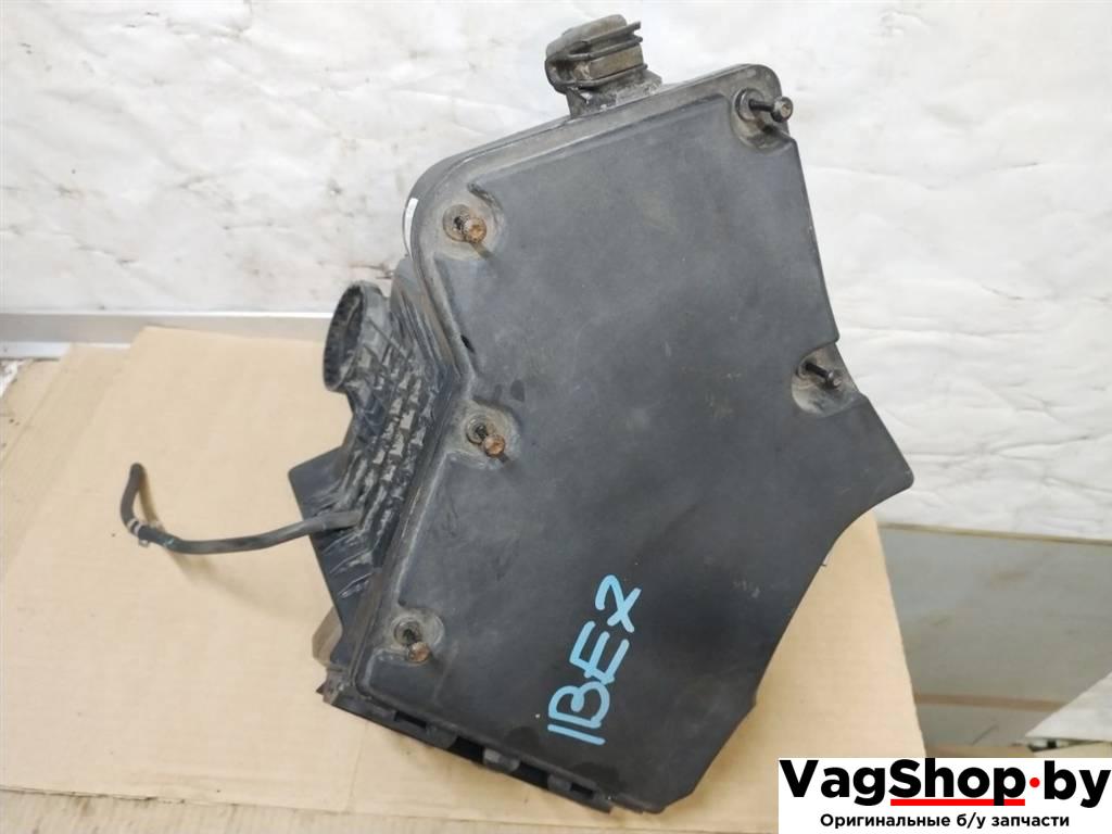 корпус воздушного фильтра Audi A4 B8/8K 2010, 2.7 л., TDi, CGK, дизель, МКПП, белый, седан, передний привод, 8K0133837B, 8K0133843D - фото №1