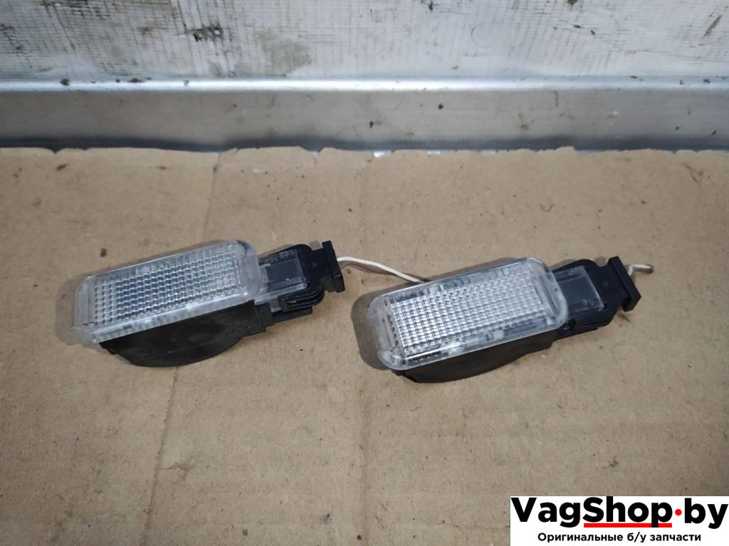 фонарь салона (плафон) Audi Q5 8R 2011, 3.0 л., TDi, CCW, дизель, АКПП, серый, внедорожник 5 дв., полный привод, 4B0947415A - фото №1