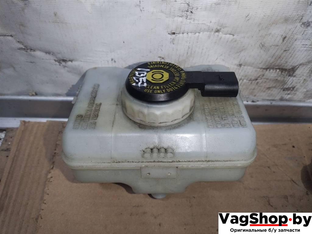 бачок тормозной жидкости Audi A4 B8/8K 2010, 2.7 л., TDi, CGK, дизель, МКПП, белый, седан, передний привод, 8K0611301A - фото №1