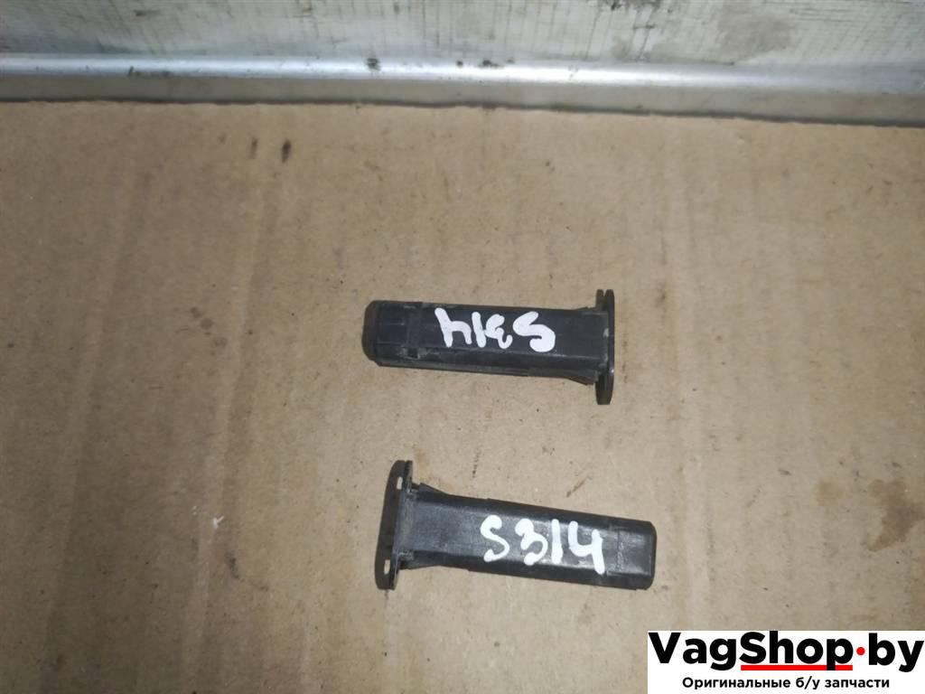 кронштейн радиатора Volkswagen Touareg 2 поколение 2014, 3.6 л., FSI, CGR, бензин, АКПП, синий, внедорожник 5 дв., полный привод, 7P0121095 - фото №1