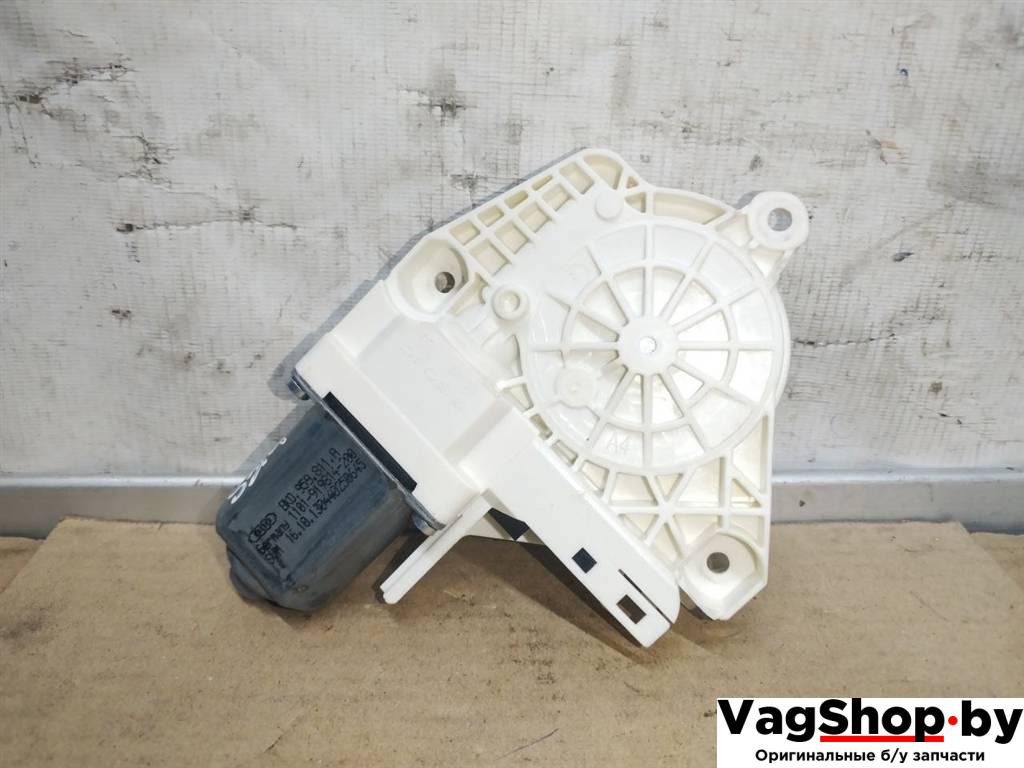 моторчик стеклоподъемника задний правый Volkswagen Touareg 2 поколение 2014, 3.6 л., FSI, CGR, бензин, АКПП, синий, внедорожник 5 дв., полный привод, 8K0959811A - фото №1
