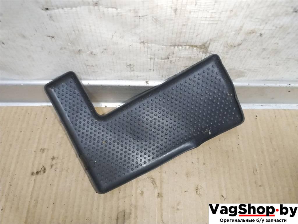 накладка декоративная Volkswagen Golf Plus 2 поколение 2010, 1.6 л., TDi, CAY, дизель, АКПП, красный, хетчбэк 5 дв., передний привод, 5M0863328A - фото №1