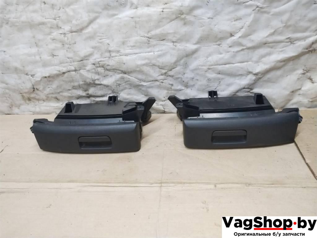 бардачок Volkswagen Golf Plus 2 поколение 2010, 1.6 л., TDi, CAY, дизель, АКПП, красный, хетчбэк 5 дв., передний привод, 5M0882599A, 5M0882600A - фото №1