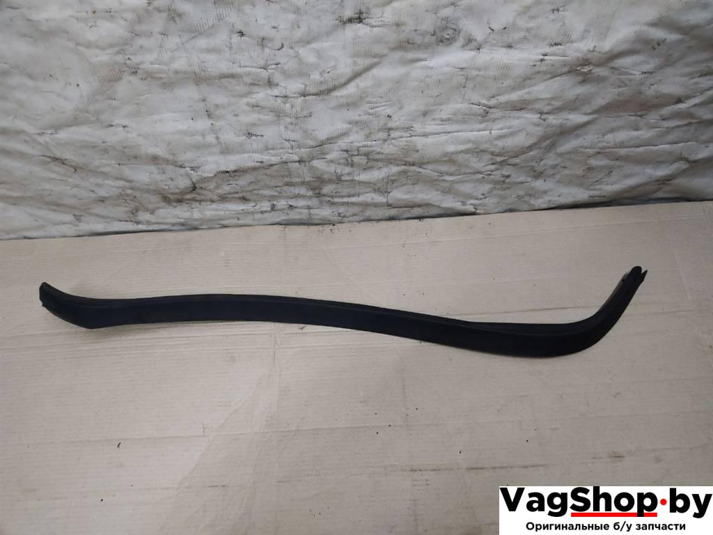 накладка двери (крышки) багажника Volkswagen Golf Plus 1 поколение 2007, 1.9 л., TDi, BLS, дизель, МКПП, сине-зеленый хамелеон, хетчбэк 5 дв., передний привод, 5M0839374C - фото №1