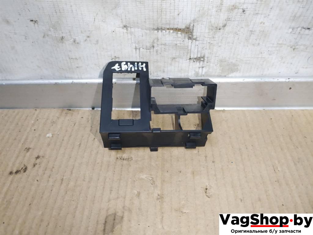 кронштейн (крепление) Volkswagen Golf Plus 2 поколение 2010, 1.6 л., TDi, CAY, дизель, АКПП, красный, хетчбэк 5 дв., передний привод, 5N0971845E - фото №1