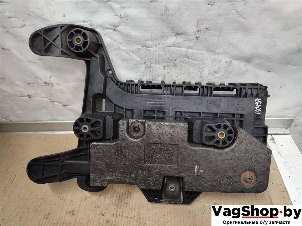полка аккумулятора Volkswagen Golf Plus 2 поколение 2010, 1.6 л., TDi, CAY, дизель, АКПП, красный, хетчбэк 5 дв., передний привод, 1K0915333H, 1K0915325A - фото №1