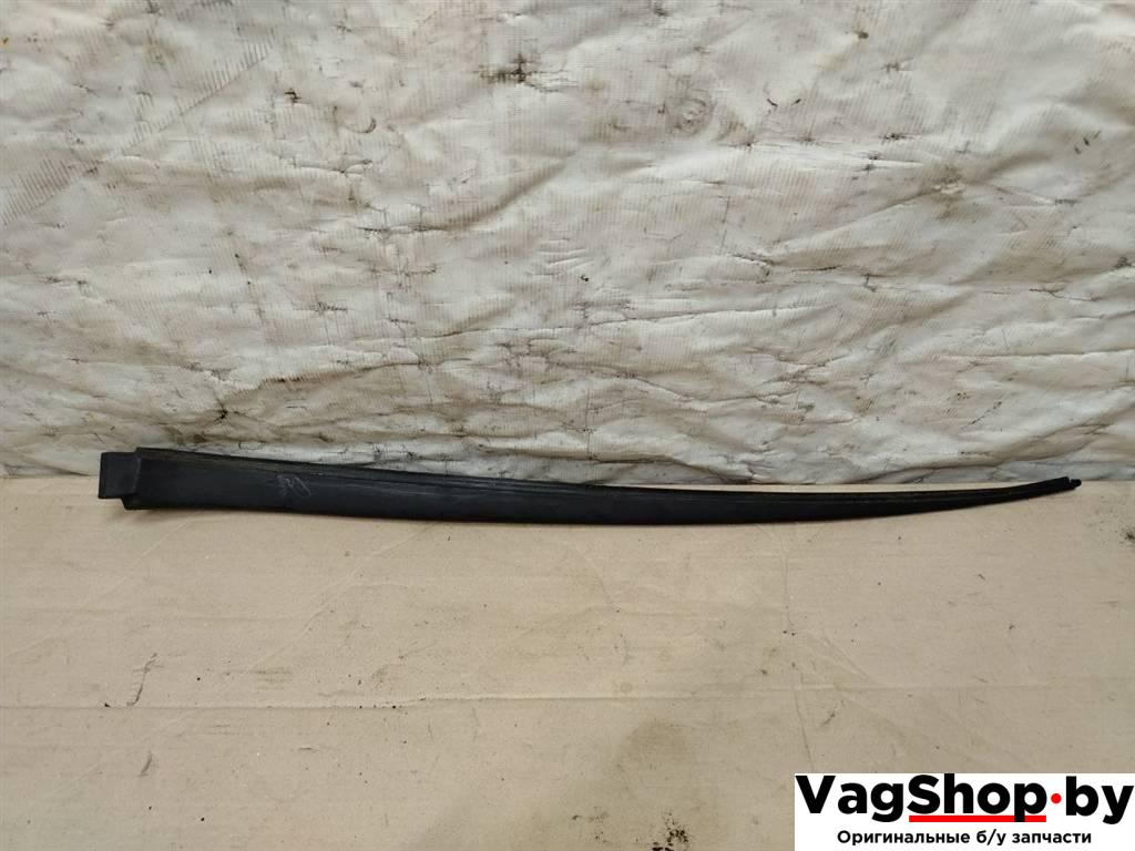 молдинг лобового стекла Volkswagen Golf Plus 2 поколение 2010, 1.6 л., TDi, CAY, дизель, АКПП, красный, хетчбэк 5 дв., передний привод, 5M0854327D - фото №1