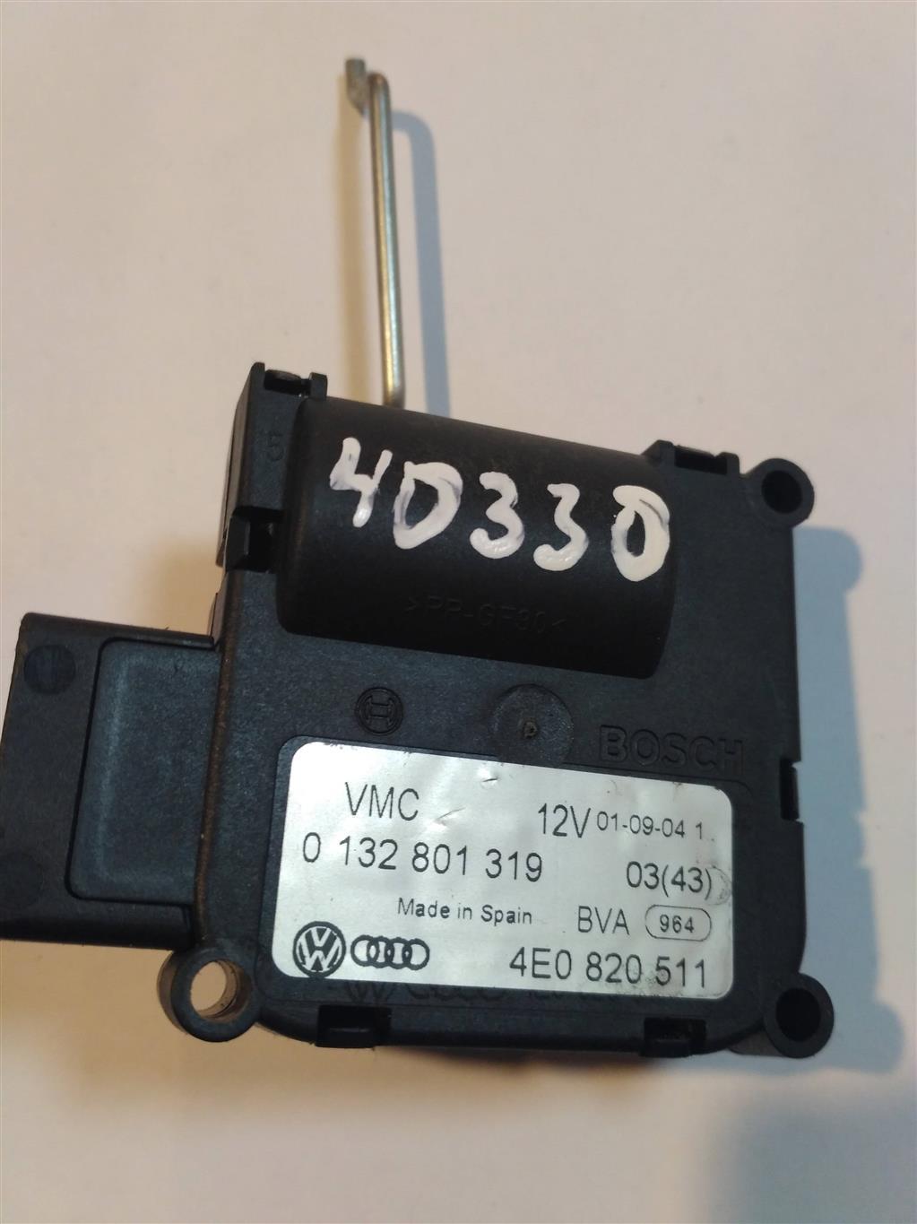 моторчик заслонки печки Volkswagen Touareg 1 поколение 2004, 4.2 л., бензин, внедорожник 5 дв., 4E0820511, 4F0820511B, . - фото №1