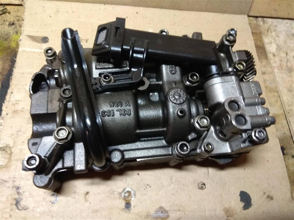 насос масляный Skoda Superb 2 поколение 2011, 2.0 л., TDi, дизель, седан, 03L103295G, 03L103295F, 03G103295T, 03G103295AK, 03G103295K, 03L115105D, 03L103537, BRE, 03G103295F, 03G103295G, 03G103295AN, BMP, BMR, BKP, CFF, CFG, CLL, BMA, BVE, BWV, BUZ, 03G103537B, 03L115105F - фото №1