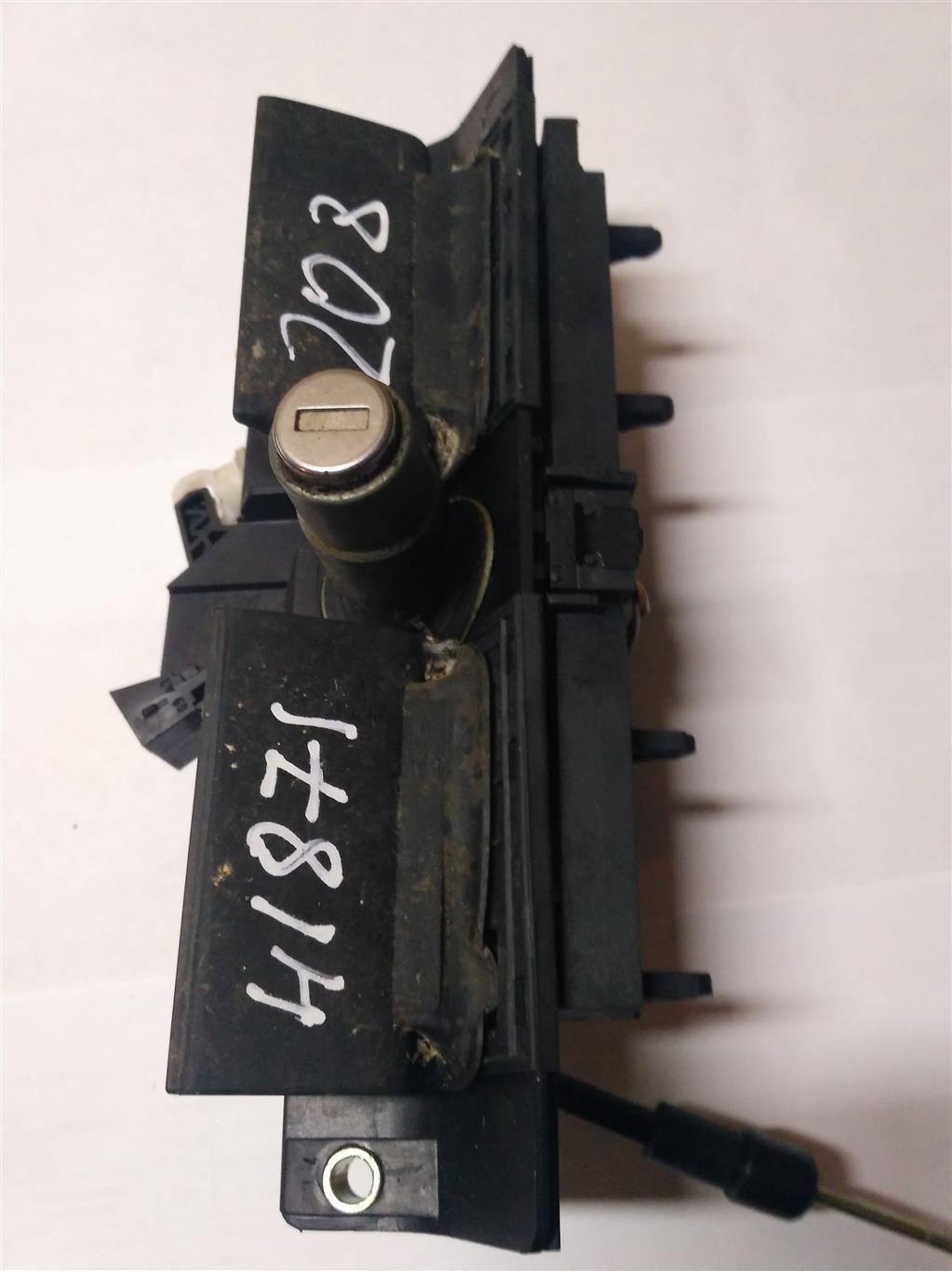 замок багажника Audi A6 4B/C5 2000, 2.5 л., TDi, дизель, седан, 4B0827565H, 4B0827565J, 8D9827565H, 8D9827565J, . - фото №1