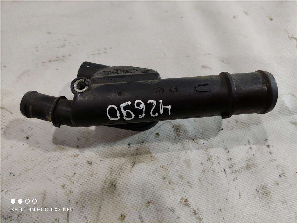 фланец (тройник) системы охлаждения Volkswagen Golf 5 поколение 2007, 2.0 л., TDi, дизель, хетчбэк 5 дв., 03G121132B, 03G121132, BDK, BLS, BMM, BMN, BVB - фото №1
