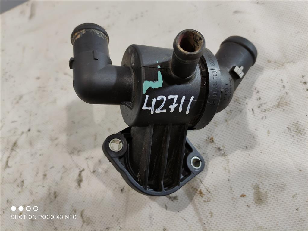 корпус термостата Volkswagen Passat B7 2013, 2.0 л., TDi, дизель, седан, 03L121111AE, CBAA, CFFA, CFFB, CFGB, CAYC, CLLA, CFGC, 03L121111AL - фото №1