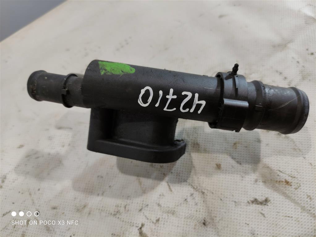 фланец (тройник) системы охлаждения Volkswagen Passat B6 2007, 1.9 л., TDi, дизель, седан, 038121132D, BXE, . - фото №1