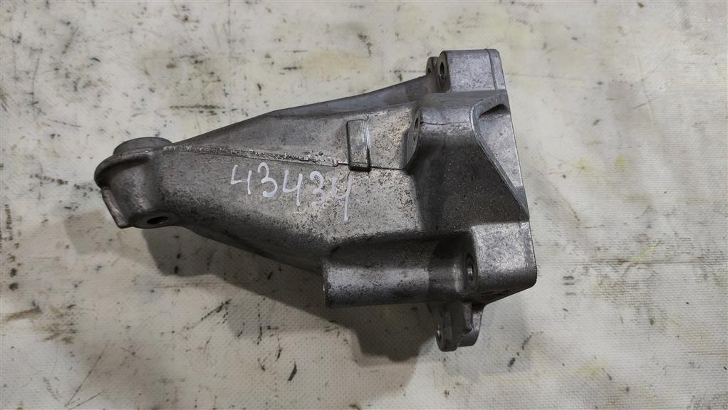 кронштейн двигателя Mercedes-Benz E-Класс W212/S212/C207/A207 2012, 1.8 л., бензин, седан, 271.860, 271.820, A2712232704, . - фото №1